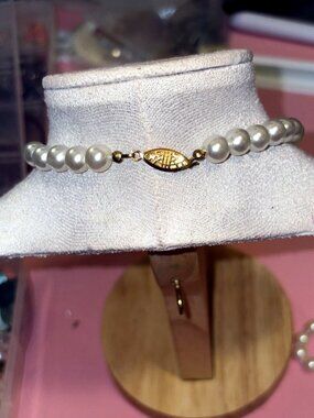 Faux Pearl Choker Necklace Gold-Tone Leaf Clasp Vintage Style Single Strand